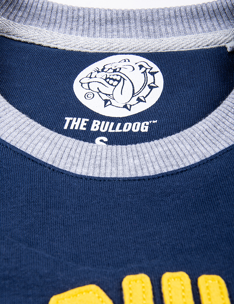 This crewneck sweater is the latest stylish design that has been added to The Bulldog Amsterdam collection. A smart yellow lettering arch across the navy half of the design displaying ‘The Bulldog’ and the grey half of the design holds a popular kangaroo pocket.